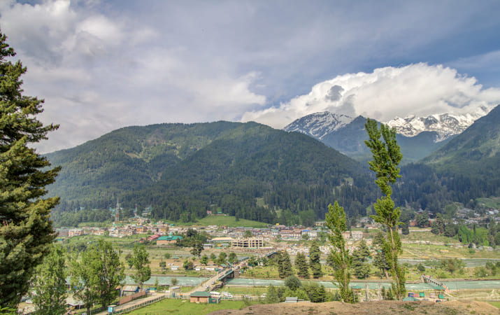 mountain view hotel room,
                                        best location to stay in Pahalgam,Little silver hotel